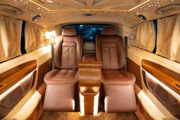 Роскошный 4-местный Mercedes-Benz V250 Maybach доступен в аренду в Дубае