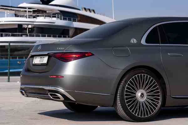 Роскошный Mercedes-Benz Maybach S680 2023 года доступен в аренду в Дубае
