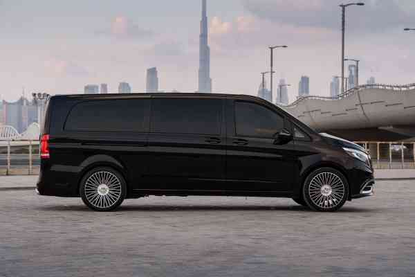 Роскошный 4-местный Mercedes-Benz V250 Maybach доступен в аренду в Дубае
