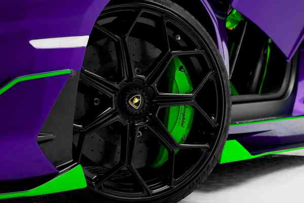 Уникальный фиолетовый Lamborghini Aventador SVJ доступен в аренду в Дубае