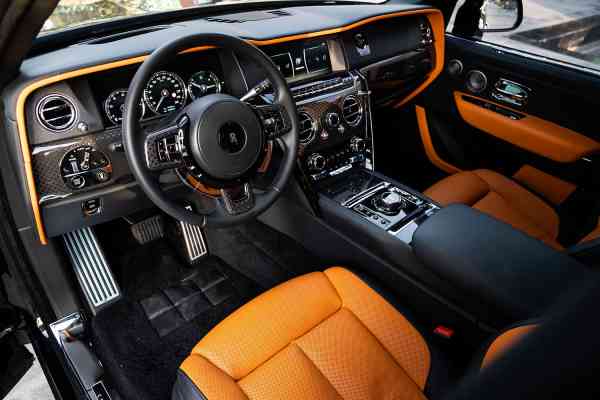 Аренда Rolls Royce Cullinan с черным значком в Дубае