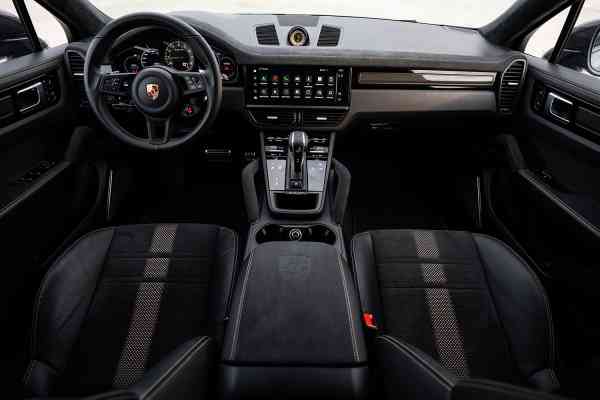 Аренда серебристого Porsche Turbo GT в Дубае