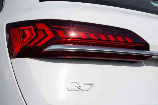 Rent White brand new Audi Q7 2021 model, REF-75 in Dubai