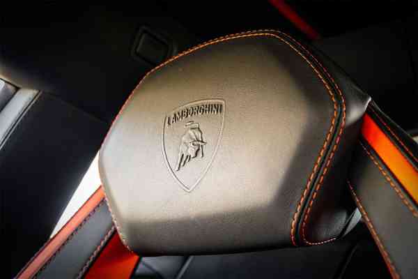 rent Lamborghini Aventador in Dubai