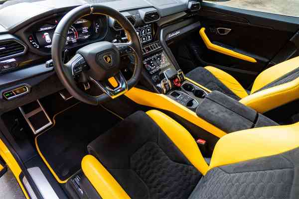 Аренда желтого Lamborghini Urus MY Capsule в Дубае