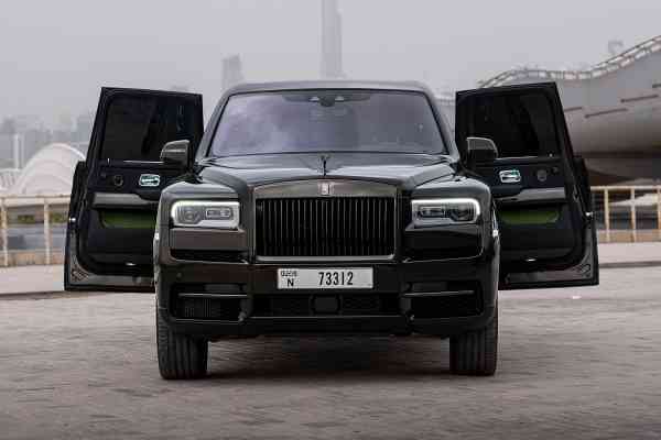 Аренда Rolls Royce Cullinan с черным значком в Дубае