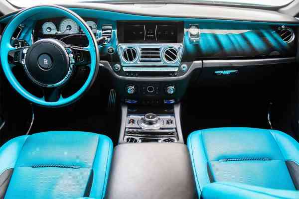 Rent Black Rolls Royce Wraith in Dubai