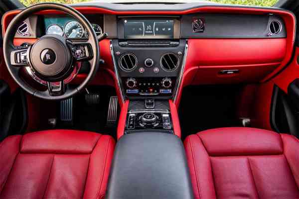 Аренда Роллс Ройс Куллинан 2021 года в Дубае, REF-107