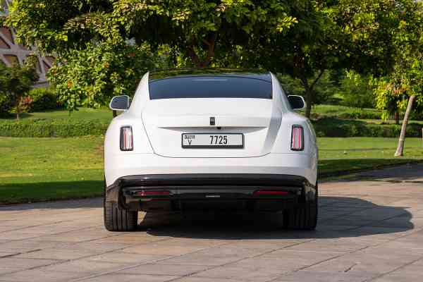 Арендуйте белый RR Spectre Black Badge с оранжевым салоном в Дубае.