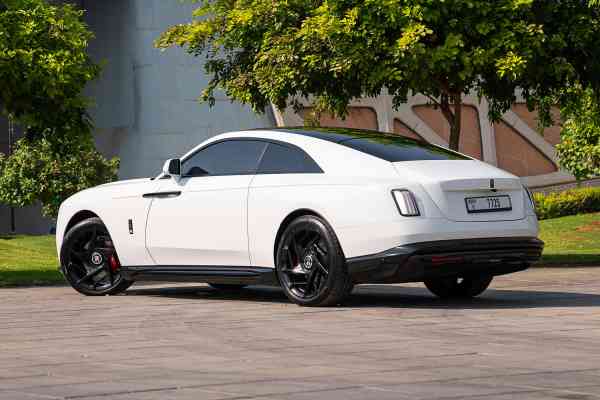 Арендуйте белый RR Spectre Black Badge с оранжевым салоном в Дубае.