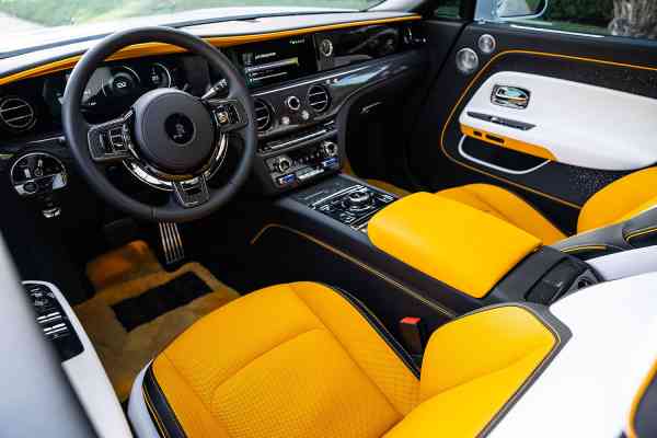 Арендуйте белый RR Spectre Black Badge с оранжевым салоном в Дубае.