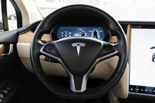 Тесла Модель ИКС доступна в аренде