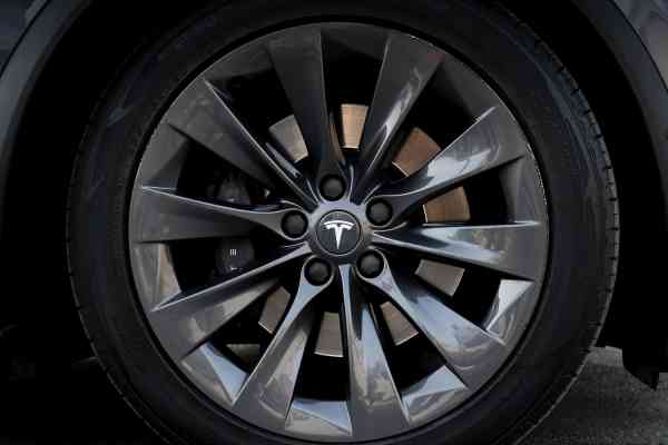 Тесла Модель ИКС доступна в аренде