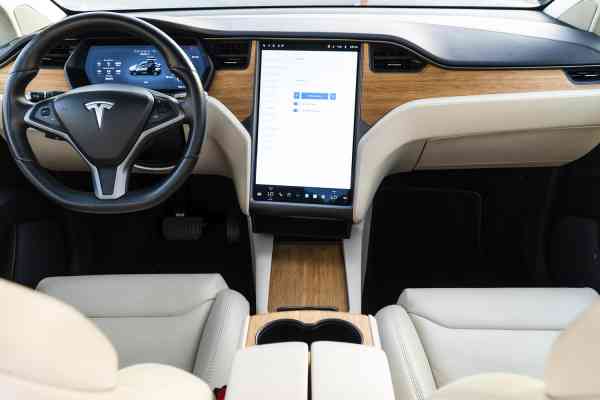 Тесла Модель ИКС доступна в аренде