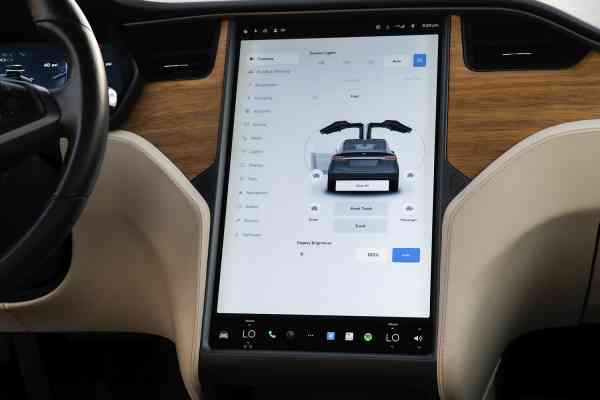 Тесла Модель ИКС доступна в аренде