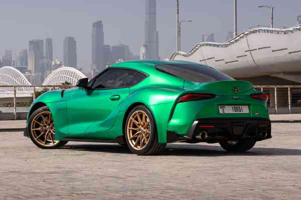 Зелёный автомобиль Toyota Supra доступен для аренды в Дубае.