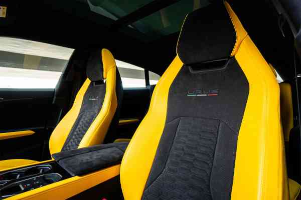 Аренда желтого Lamborghini Urus MY Capsule в Дубае