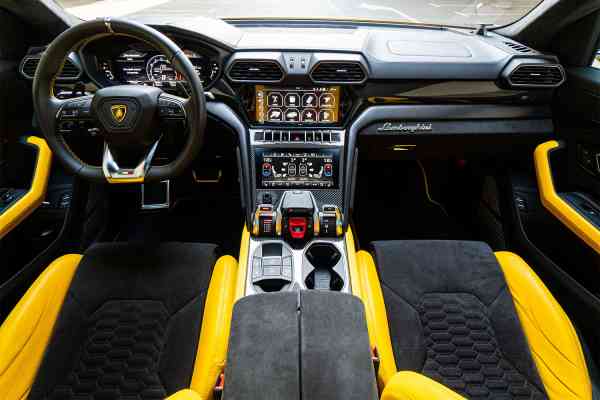 Аренда желтого Lamborghini Urus MY Capsule в Дубае