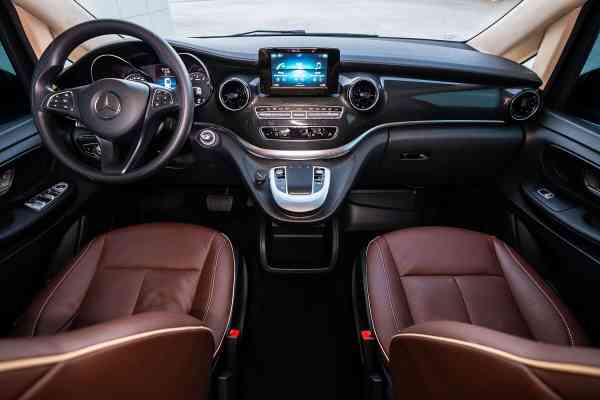 Роскошный 4-местный Mercedes-Benz V250 Maybach доступен в аренду в Дубае