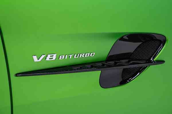 Зеленый Mercedes-Benz AMG GTR доступен в аренду в Дубае