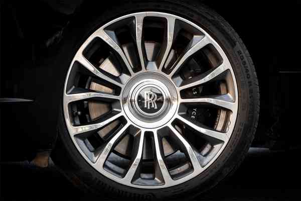 Rent Black Rolls Royce Dawn in Dubai