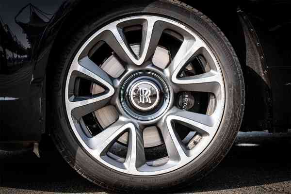 Rent Black Rolls Royce Wraith in Dubai