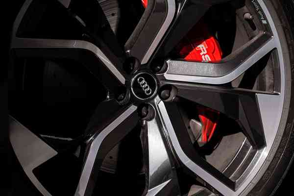 Аренда черного Audi RSQ8 в Дубае