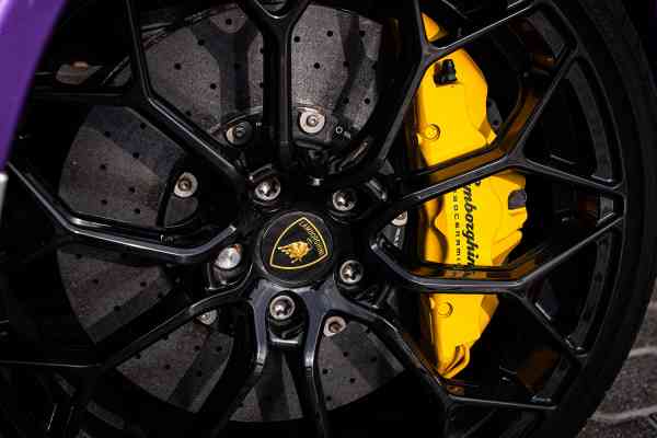 Rent unique colored Lambo Huracan Evo Spyder