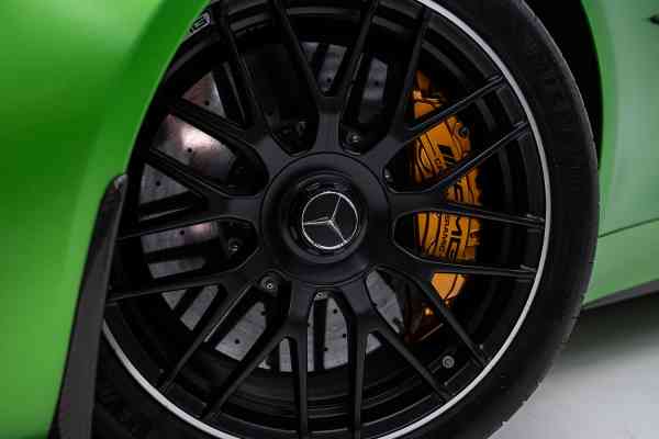 Зеленый Mercedes-Benz AMG GTR доступен в аренду в Дубае