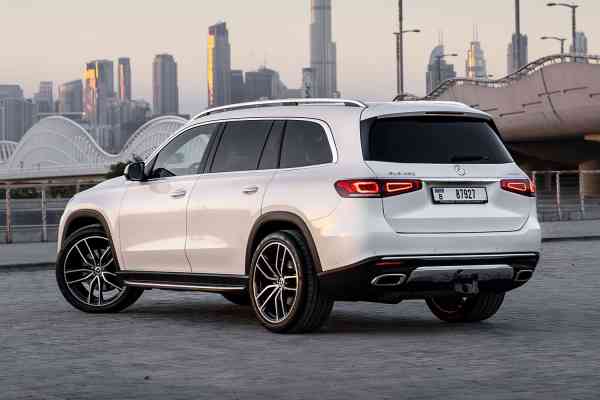 Белый 7-местный Mercedes-Benz GLS450 доступен в аренду в Дубае