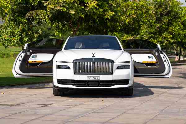 Арендуйте белый RR Spectre Black Badge с оранжевым салоном в Дубае.