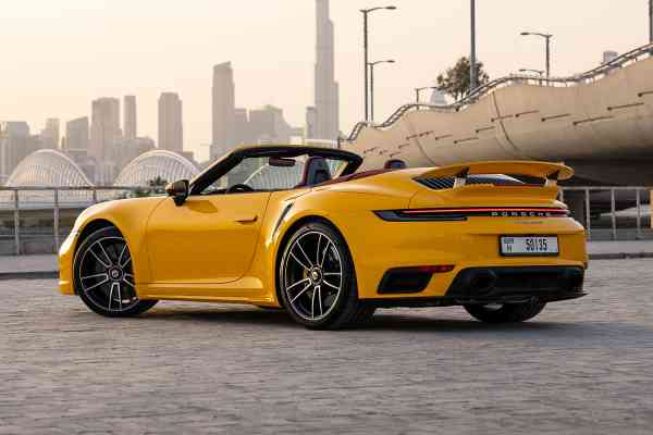 Желтый Porsche 911 Turbo S доступен в аренду в Дубае