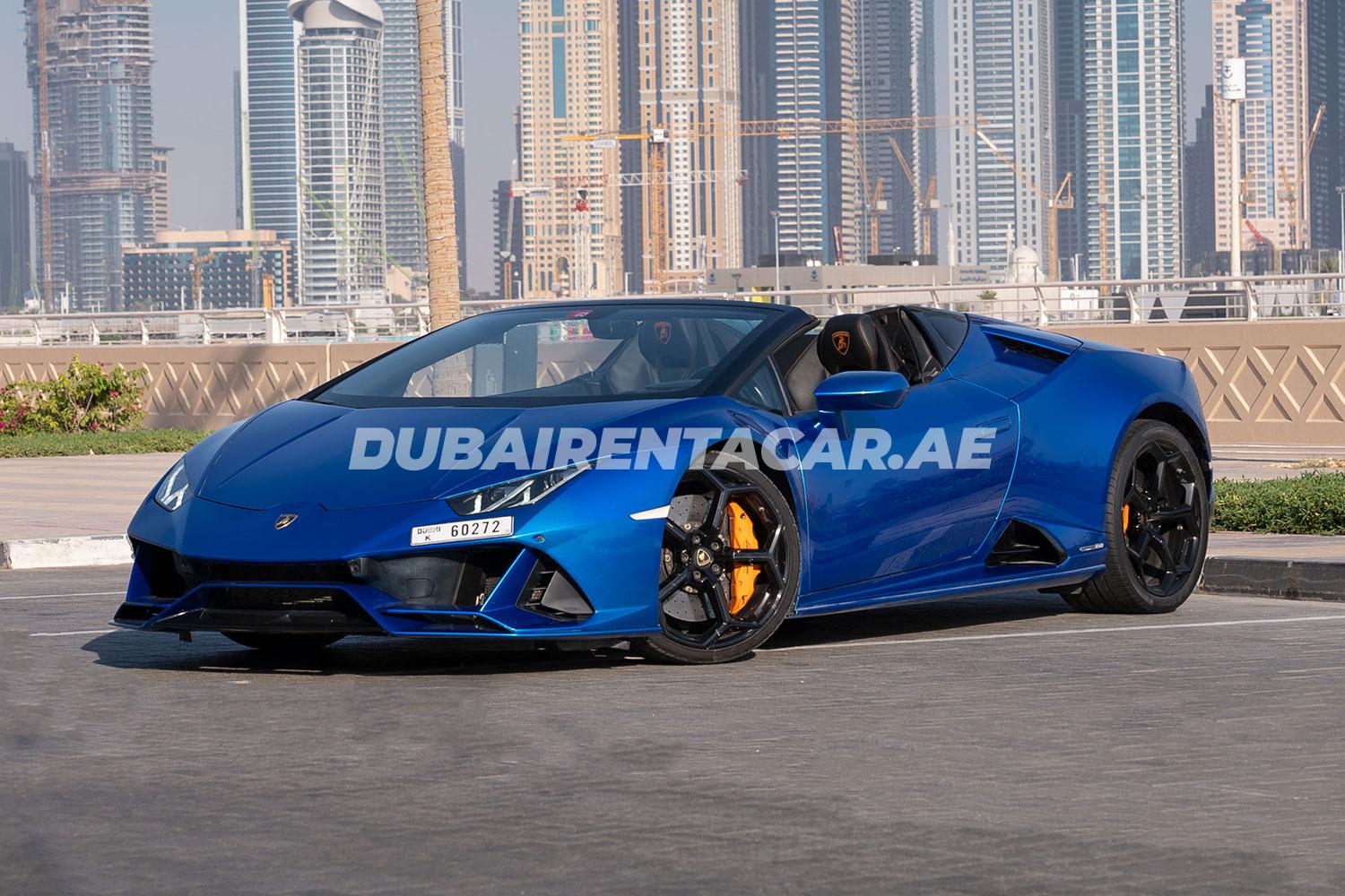 Синий Lamborghini Huracan Evo Spyder доступен для аренды в Дубае