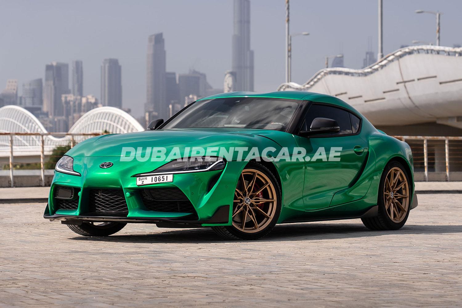 Зелёный автомобиль Toyota Supra доступен для аренды в Дубае.