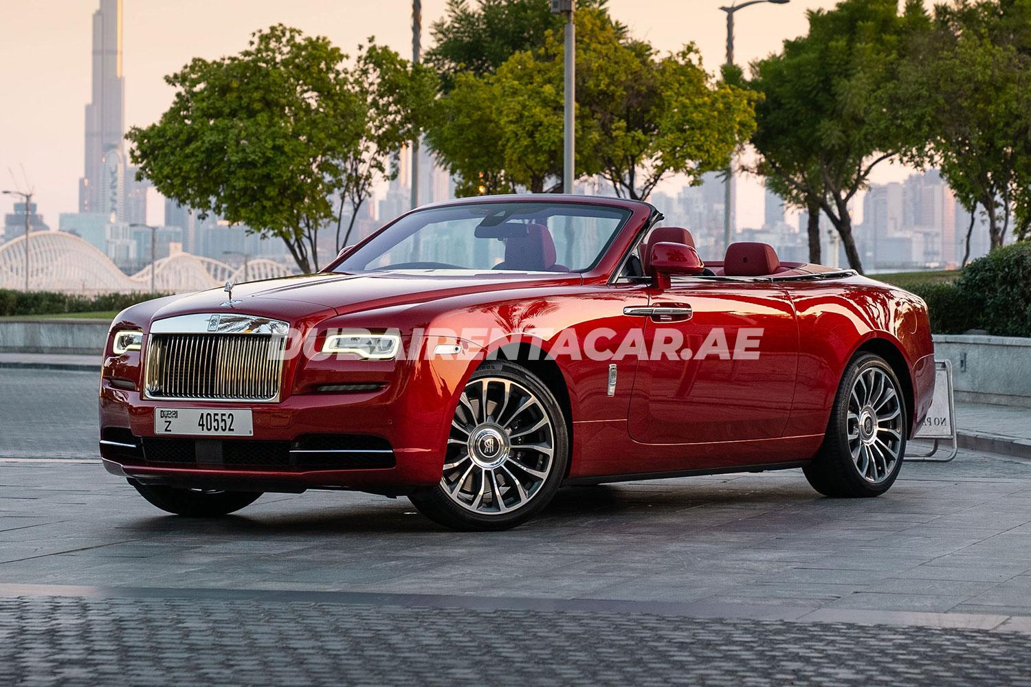 Роскошный Rolls Royce Dawn доступен в аренду в Дубае