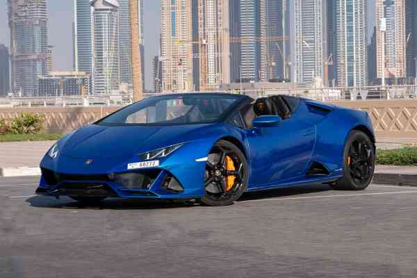 Синий Lamborghini Huracan Evo Spyder доступен для аренды в Дубае