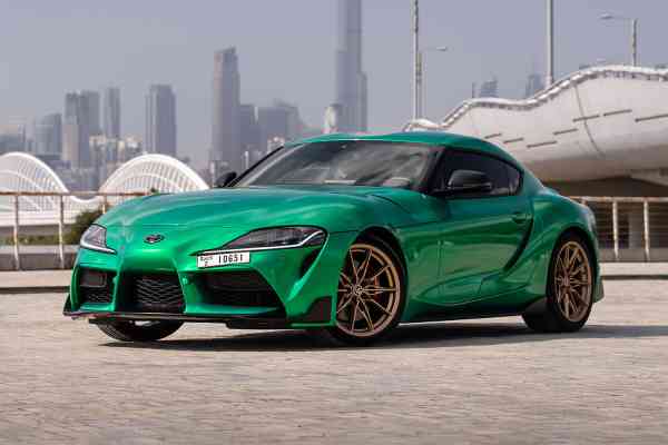 Зелёный автомобиль Toyota Supra доступен для аренды в Дубае.