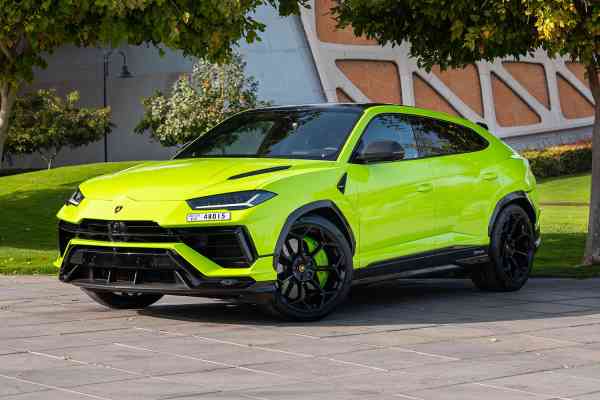 Toxic green Urus Perfomante Dubai - rent and enjoy